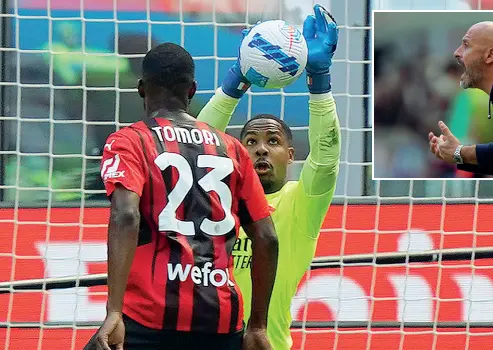  ?? ?? Turbante Il portiere del Milan Maignan stoppa Cabral Sopra, Italiano