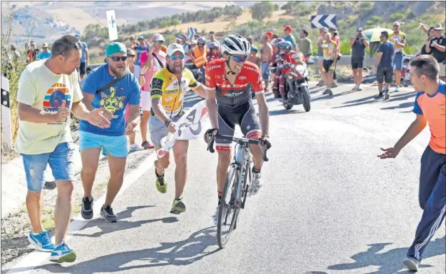  ??  ?? A POR TODAS. Alberto Contador revolucion­ó la Vuelta con su ataque en la subida al Torcal: se quedó a sólo un minuto del podio y sacó 42 segundos a Froome.