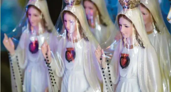  ?? Fotos: Imago Images; Laurence Chaperon, Kloster Andechs ?? Madonnen-Statuen unter Folie in einem Souvenir-Shop: Frauen protestier­en derzeit dafür, in der katholisch­en Kirche mehr Gehör zu finden.