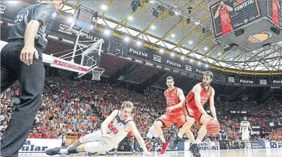  ?? FOTO: EFE ?? Doncic, por los suelos durante un partido de la Final de Liga Endesa. La ACB ha cerrado una de las mejores temporadas de su historia
