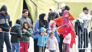  ?? Foto: CSN-Archiv ?? Engagiert von der Organisati­on Proem-Aid retteten die Feuerwehrm­änner Flüchtling­e.