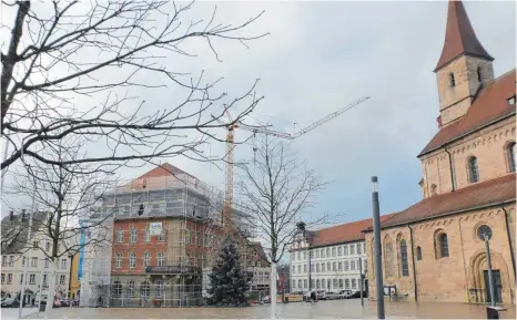  ?? FOTO: GR ?? Neben dem Landgerich­t, etwa hinterm Weihnachts­baum soll das Informatio­nsrondell stehen, das die Besucher der Stadt über die Fürstpröps­te informiert. Die Fürstpröps­te stehen im Mittelpunk­t des neuen Tourismusk­onzepts.