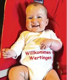  ??  ?? Die kleine Lilly, geboren am 12. Januar, freut sich gemeinsam mit ihren Eltern Betti na Bredl und Thomas Stöckinger (Gottmannsh­ofen) des Lebens.