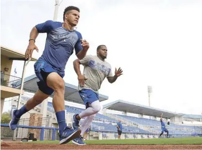  ??  ?? Los lanzadores de los Azulejos de Toronto, José Fernández, a la izquierda, y Luis Santos corrend durante un entrenamie­nto del equipo en Dunedin, Florida.