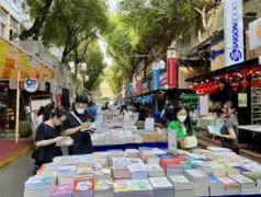  ?? VNA/VNS Photo by Thu Hoài ?? BOOK LOVERS: Readers look up their favourite books at the HCM City Book Pedestrian Street on Nguyễn Văn Bình Street in District 1.
