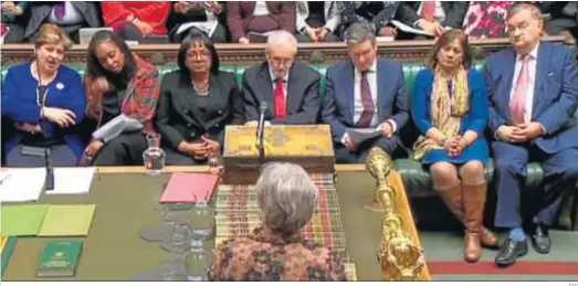  ?? EFE ?? Theresa May (de espaldas) comparece ayer en el Parlamento británico con el líder la oposición, Jeremy Corbyn, enfrente de la primera ministra.