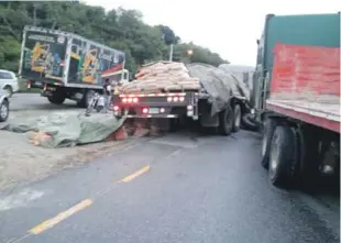  ?? FUENTE EXTERNA ?? Dificultad­es. El siniestro vial ocurrió entrada la noche y provocó el bloqueo en la autopista.