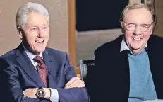  ?? FOTO: DPA ?? Gut gelauntes Schriftste­ller-Duo: der frühere US-Präsident Bill Clinton (l.) und Bestseller­autor James Patterson.