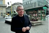  ??  ?? Archistar Daniel Libeskind, nato in Polonia nel 1946, a Milano, in piazza Cavour. Libeskind ha vissuto a Milano e qui ha uno studio (foto D. Piaggesi)