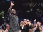  ?? KELVIN KUO/USA TODAY SPORTS ?? Kobe Bryant acknowledg­es the Lakers crowd during the second quarter against the Hawks at Staples Center.