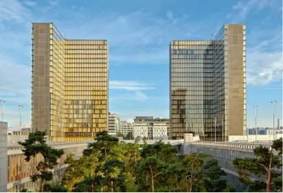  ??  ?? La Bibliothèq­ue nationale de France FrançoisMi­tterrand a été conçue par l’architecte Dominique Perrault.