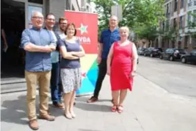  ?? FOTO PVDA ?? PVDA-lijsttrekk­er Ward Coenegrach­ts met zijn team: “In oktober minstens één verkozene in de gemeentera­ad. Dat zal lukken”.