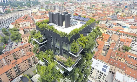  ??  ?? Die beiden 110 respektive 76 Meter hohen begrünten Wohntürme im Mailänder Stadtteil Porta Nuova sind mittlerwei­le weltberühm­t.