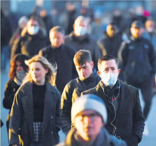  ?? ?? Auch kommenden Herbst wird es Infektions­wellen geben – aber bis dahin wird die Situation besser kontrollie­rbar sein.