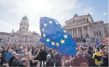  ?? FOTO: DPA ?? Graswurzel­bewegungen für mehr Europa: eine Demonstrat­ion von „ Pulse of Europe“im Jahr 2017.