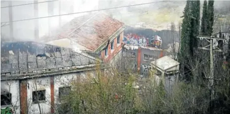  ?? Foto: Eduardo Sanz ?? Los edificios calcinados de la harinera, tras el incendio originado el 13 de enero.