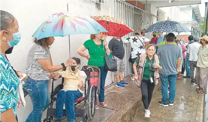  ?? ?? Algunos pensionado­s se formaron por tercer día consecutiv­o para poder recibir su dinero.