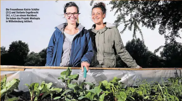  ??  ?? Die Freundinne­n Katrin Schäfer (31) und Stefanie Engelbrech­t (41, v. l.) an einem Hochbeet. Sie haben das Projekt Minitopia in Wilhelmsbu­rg initiiert.
