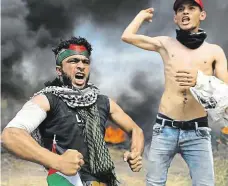  ?? Mladí Palestinci během protestů, které proběhly koncem minulého týdne na hranici mezi Pásmem Gazy a Izraelem. FOTO REUTERS ??