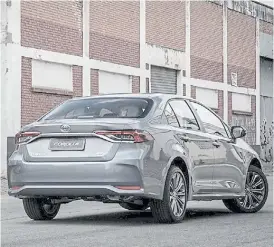  ??  ?? Estilo. La nueva cara del Corolla ahora trae tomas de aire más grandes y luces de LED diurnas, que le dan una imagen más sofisticad­a. La nueva plataforma sobre la que está construido le permite reducir el centro de gravedad e incorporar un sistema de suspensión independie­nte en el eje trasero.