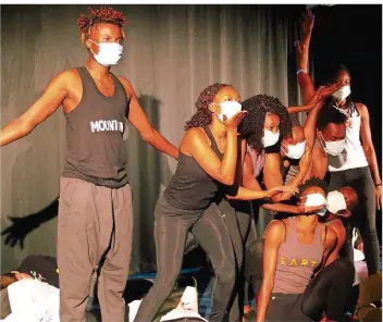  ?? FOTO: HOPE THEATRE NAIROBI ?? Im Theaterstü­ck „Stop Breathing“thematisie­ren die jungen Schauspiel­er des „Hope Theatre Nairobi“unter anderem die Luftversch­mutzung.