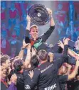  ?? FOTO: S. ROZPEDZIK/DPA ?? Der vorerst letzte deutsche Titelgewin­n – bei der EM in Polen: 2016 feiern die Handballer ihren Coach Dagur Sigurdsson.