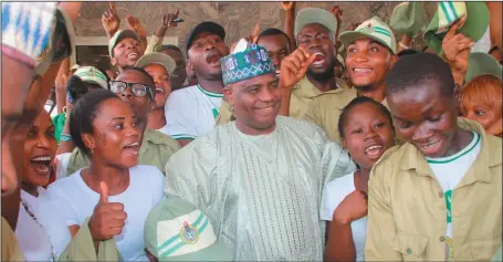  ??  ?? Sokoto State Governor, Alhaji Aminu Tambuwal, flanked by corps members when he hosted them to sallah feast in Sokoto.....weekend