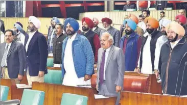  ??  ?? (From right, front row) CM Amarinder Singh along with cabinet ministers Bram Mohindra, Navjot Singh Sidhu, Manpreet Singh Badal and OP Soni observing silence to pay tributes to politician­s, veterans and accident victims in the assembly on Tuesday. HT PHOTO