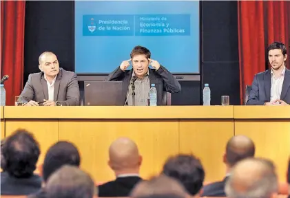  ?? GUILLERMO RODRíGUEZ ADALMI ?? Conferenci­a de prensa. Ayer, el ministro de Economía rodeado de dos de sus secretario­s/