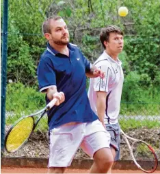  ?? Foto: Adlassnig ?? Frank Mayershofe­r (links) punktete im Einzel sowie an der Seite von Johannes Wies müller (rechts) auch im Doppel beim 7:2 gegen Augsburg Pfersee.