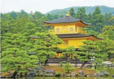  ?? FOTOS: DPA ?? Der goldene Tempel Kinkaku-ji in Kyoto ist eine Sehenswürd­igkeit der Studienrei­senden in Japan.