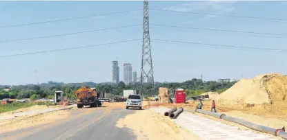  ??  ?? Vista del futuro acceso a la avenida Artigas por la calle Cañadón Chaqueño. Las obras están paradas.