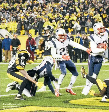  ??  ?? Duron Harmon logró una intercepci­ón en las diagonales.