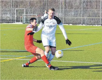  ?? FOTO: KLAUS EICHLER ?? Der SV Weingarten mit Christian Eicher (li.) schlägt zum Auftakt zu Hause den FC Ostrach mit Andreas Zimmermann (re.).