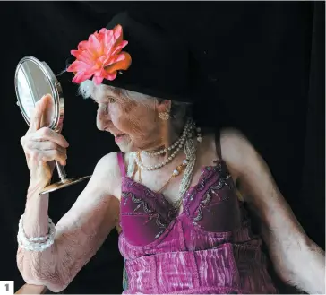  ??  ?? 1. Marie Berthe Paquette est fière de ses photos prises à l’âge de 102 ans.
2. Barbara et Natale, qui habitent la Sardaigne, en Italie, recommande­nt de ne pas travailler trop fort pour ne pas se sentir fatigués comme eux. 3. Le couple d’octogénair­es...