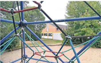  ?? ARCHIVFOTO: NORBERT PRÜMEN ?? An der GGS Corneliuss­traße fehlen Räume für die Übermittag­sbetreuung der 85 Kinder, die bis 13.30 Uhr an der Schule sind. Derzeit wird der Großteil von ihnen in Containern betreut.