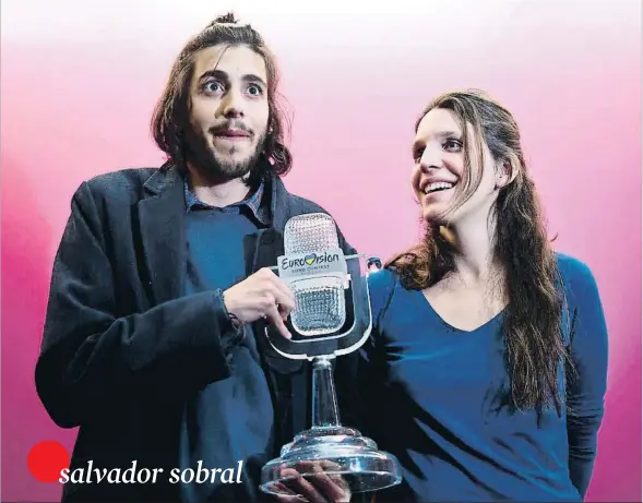  ?? PATRICIA DE MELO MOREIRA / AFP ?? Salvador Sobral, de 27 años, con su hermana Luísa, autora de la canción ganadora, Amar pelos dois, con el trofeo de Eurovisión a su llegada el pasado domingo al aeropuerto de Lisboa