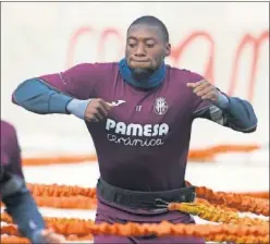  ??  ?? Toko Ekambi, ejercitánd­ose en la Ciudad Deportiva del Villarreal.