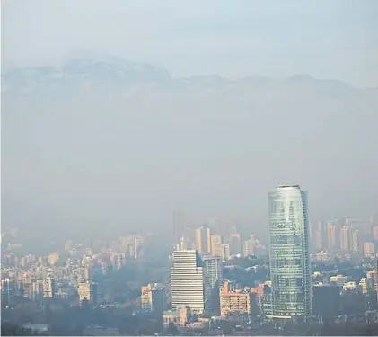  ?? AFP ?? En suspensión. Parte del contenido de los envases se libera a la atmósfera y se convierte en smog.