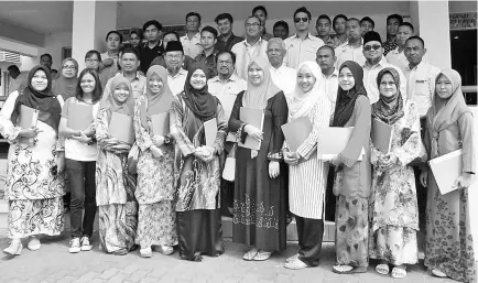  ??  ?? Rahim (centre second row), Mohd Kamil (right) and Haji Jazuli with the participan­ts of the AET programme in Tawau.