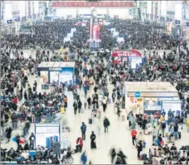  ?? BLOOMBERG ?? ■
Travellers walk through the main hall of the Hongqiao Railway Station in Shanghai on Saturday. The coronaviru­s originated in Wuhan and is feared to have spread to other parts of China.