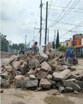  ?? ESPECIAL ?? Ya reparan canal El Garabato, que tronó el agua.