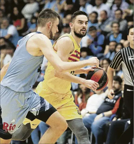  ?? FOTO: EFE ?? Tomas Satoransky dirigiendo un ataque del Barça en el partido contra el Breogán, en Luga, de la primera vuelta