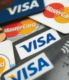  ?? Foto: Andrea Warnecke, dpa ?? Kreditkart­en sind praktisch, aber die Kunden sollten sich schon vor Vertragsab­schluss über Modalitäte­n und Kosten informiere­n.