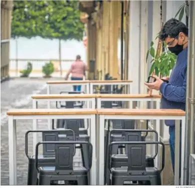  ?? JULIO GONZÁLEZ ?? Una terraza de un establecim­iento hostelero de Cádiz, sin clientes.