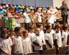  ?? Foto: Romi Löbhard ?? Bunt und ausgesproc­hen heiter gings zu bei den musikalisc­hen „Neujahrs Streichen“der Sing und Musikschul­e Landsberg.