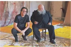  ??  ?? Atelierbes­uch für „Inside Art“bei dem österreich­ischen Maler Hermann Nitsch, ein bedeutende­r Vertreter des Wiener Aktionismu­s.