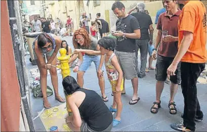  ?? VICENÇ LLURBA ?? El bolardo de esta familia se convirtió en un minion, la criatura de moda en los cines