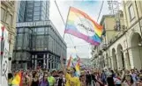  ?? ?? Tantissimi i giovani, con musica e cartelli, che hanno partecipat­o al Pride