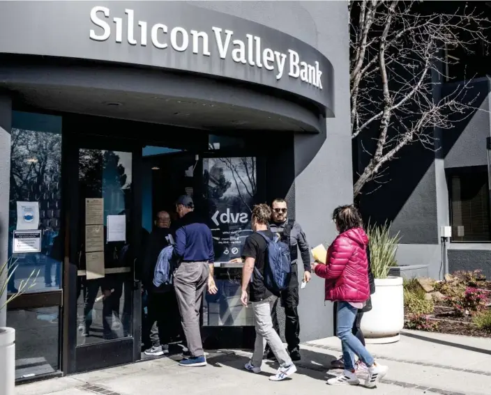  ?? Photograph: Terry Schmitt/UPI/Rex/Shuttersto­ck ?? Customers queue outside the collapsed Silicon Valley Bank in Santa Clara, California.